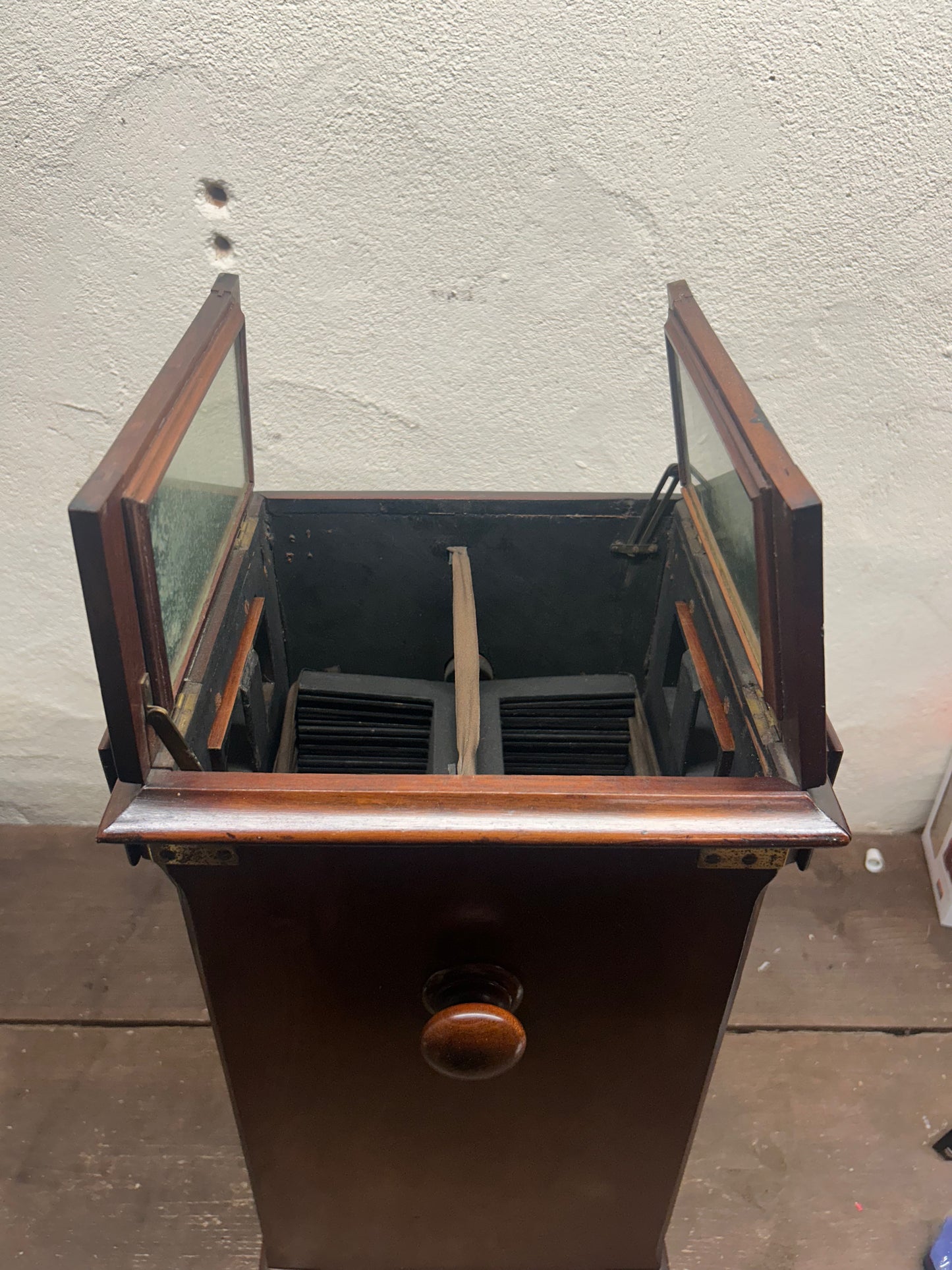 Rare Double-Capacity ‘Sweetheart’ Tabletop Walnut Pedestal Stereo Viewer / Stereoscope
