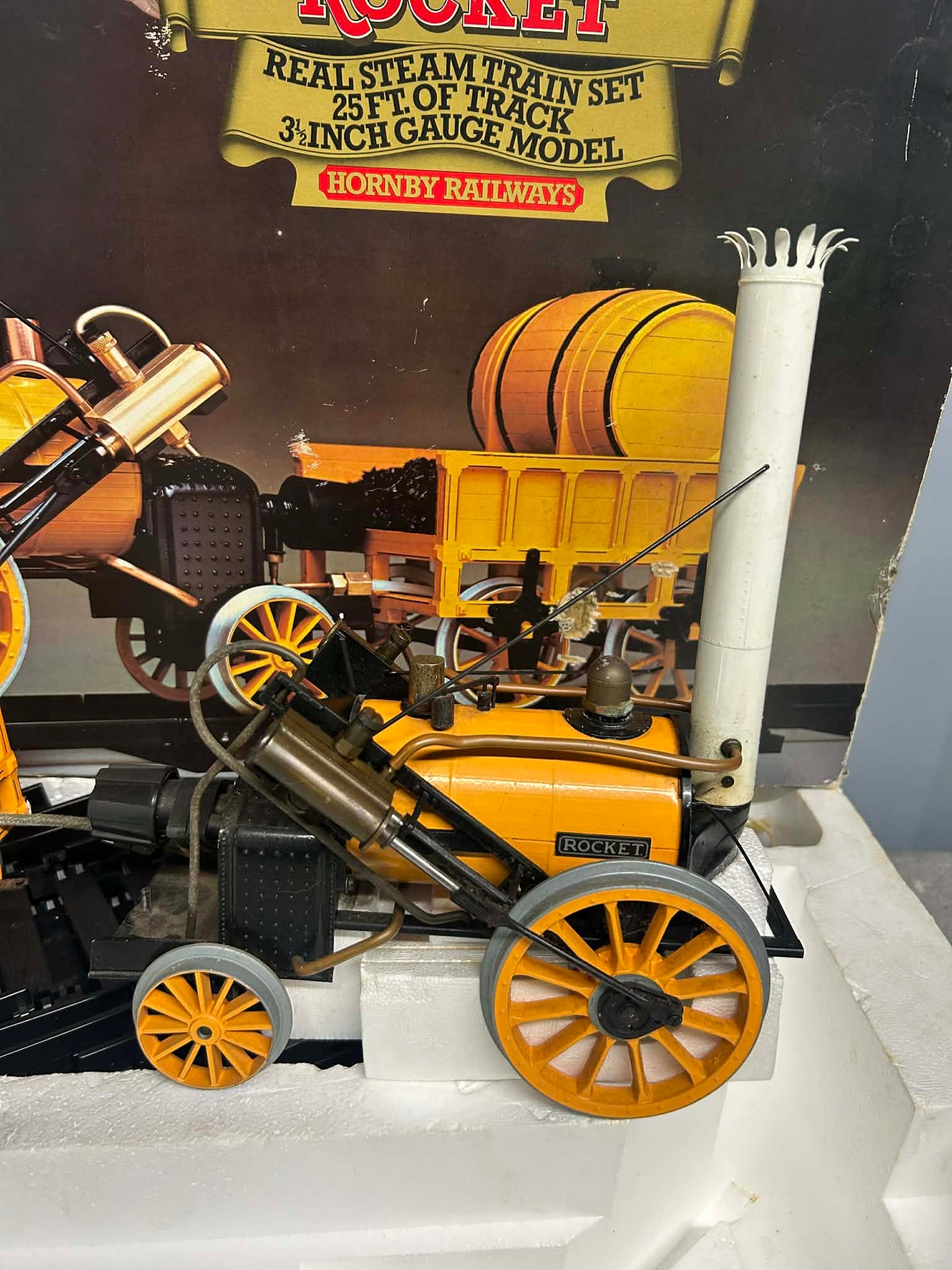Hornby 3 1/2 Inch Gauge Stephensons Rocket Locomotive Set