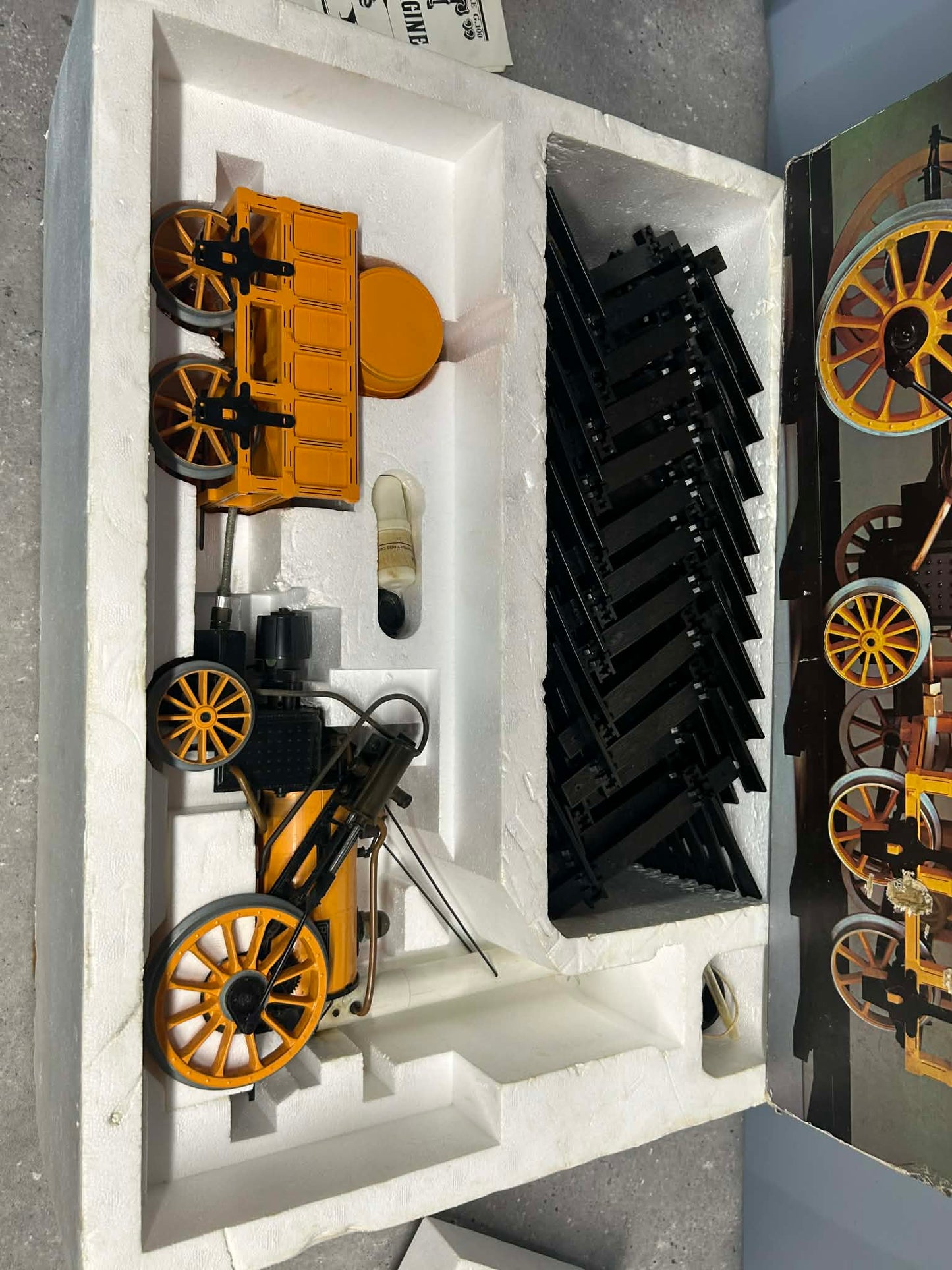 Hornby 3 1/2 Inch Gauge Stephensons Rocket Locomotive Set
