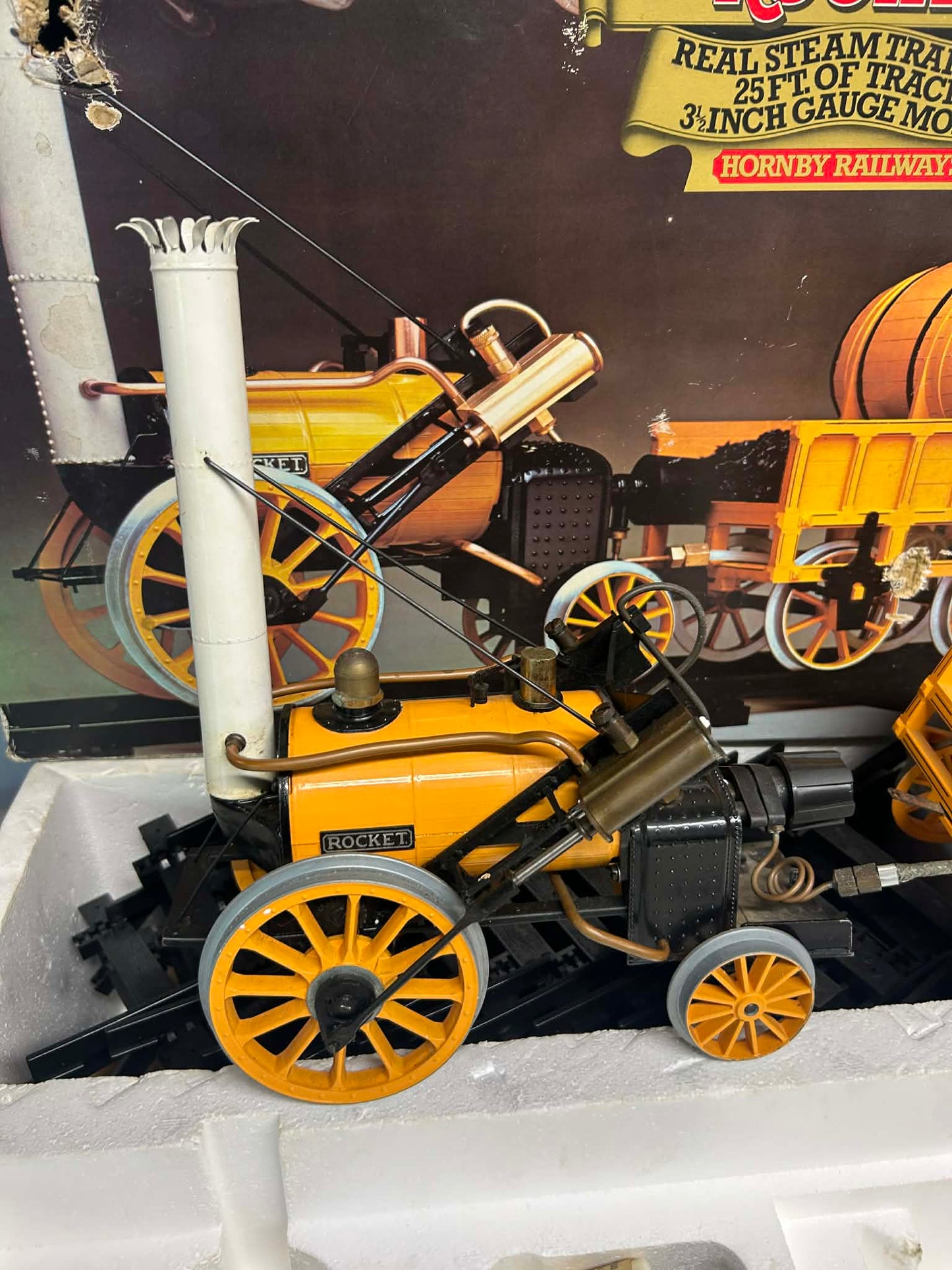 Hornby 3 1/2 Inch Gauge Stephensons Rocket Locomotive Set