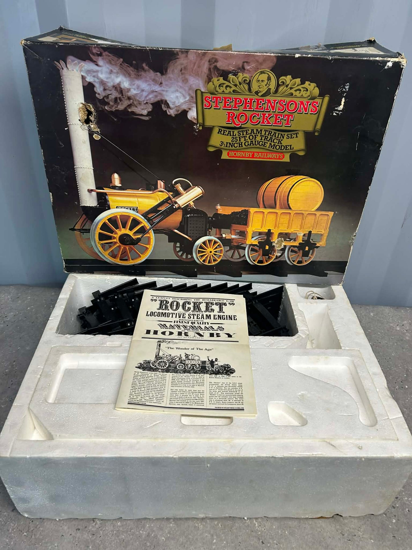 Hornby 3 1/2 Inch Gauge Stephensons Rocket Locomotive Set