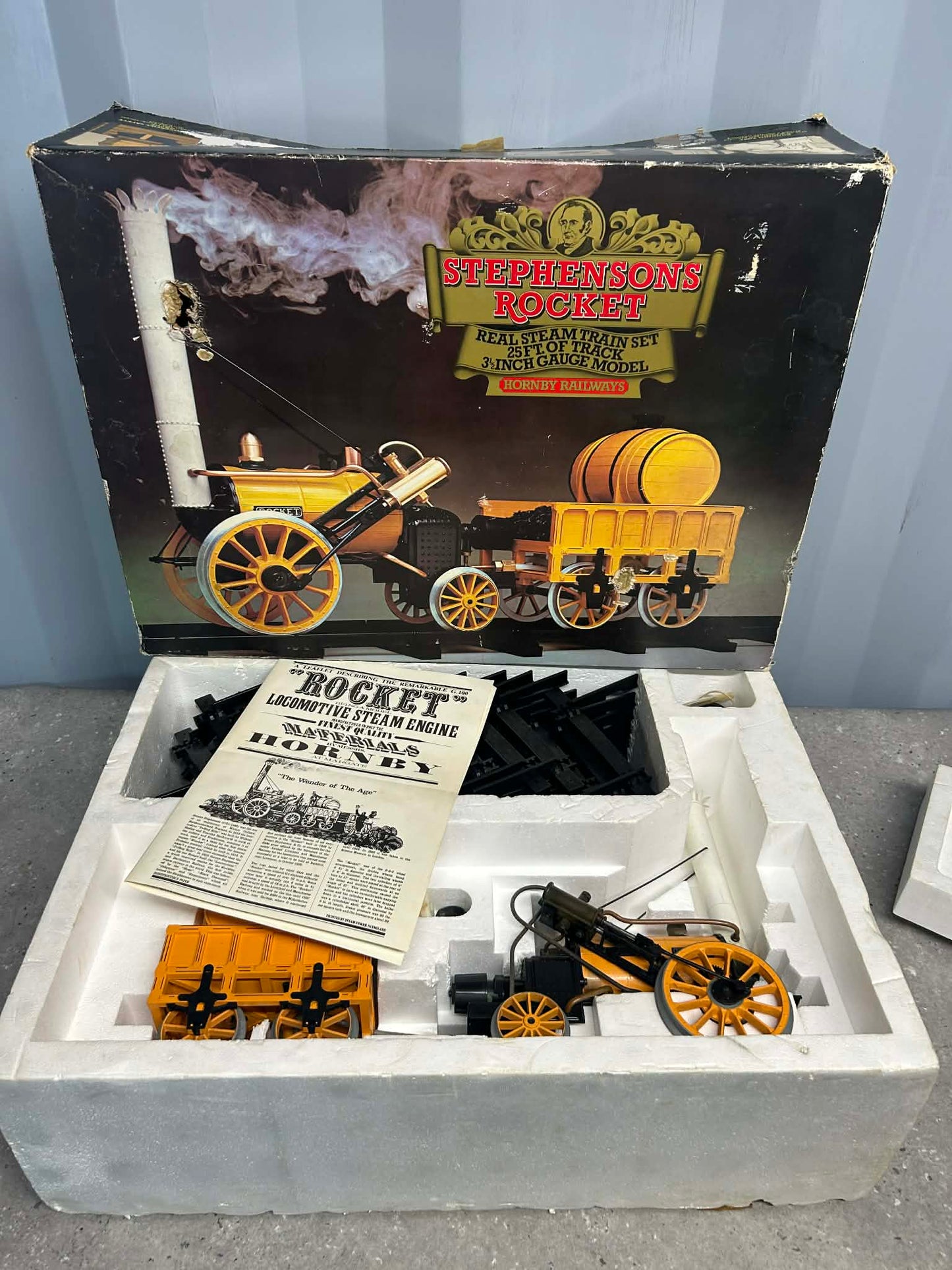 Hornby 3 1/2 Inch Gauge Stephensons Rocket Locomotive Set